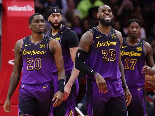 Pebasket Los Angeles Lakers yaitu LeBron James bicara soal performa inkonsisten timnya di NBA musim 2024-2025 kali ini