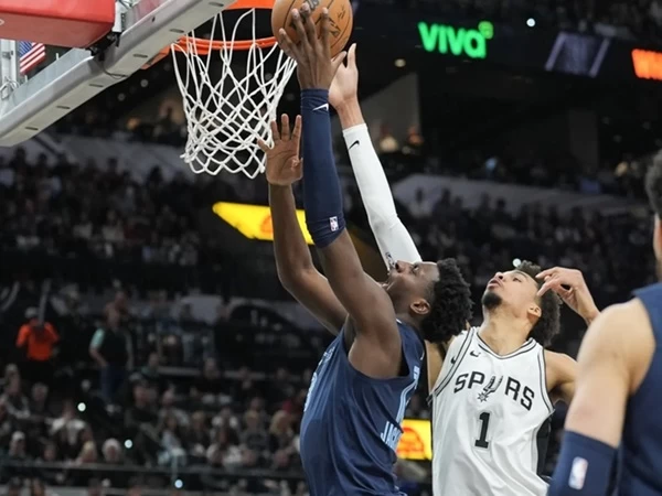 Saat Memphis Grizzlies yang kekurangan pemain mengalahkan tuan rumah San Antonio Spurs 140-112