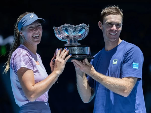 Di final Australian Open nomor ganda campuran yang mempertemukan empat petenis tuan rumah, Olivia Gadecki dan John Peers menjadi pihak yang naik podium juara.