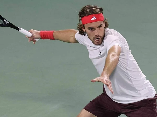 Stefanos Tsitsipas harus mengerahkan kemampuan terbaik demi mengklaim kemenangan ke-350 dalam kariernya di Dubai Tennis Championships musim 2025
