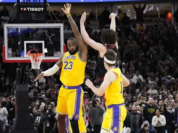 LeBron James Ankat Topi untuk Tembakan Penentuan Atas Lakers