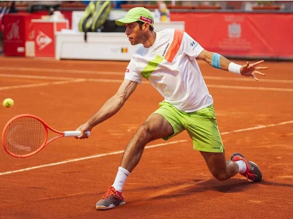 Petenis berkebangsaan Perancis, Alexandre Muller harus berjuang habis-habisan demi bertahan di Grand Prix Hassan II, Marrakesh musim 2025.