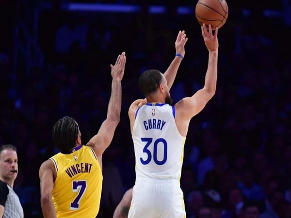 Stephen Curry Antarkan Warriors Pecundangi Lakers