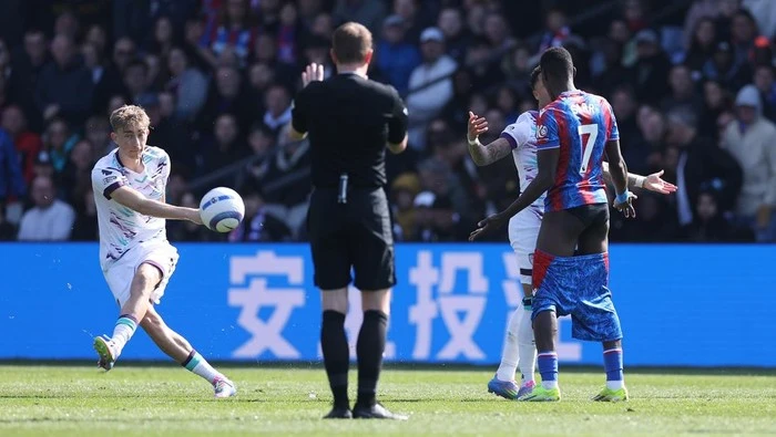 Momen Justin Kluivert Dikartu Kuning Usai Meloroti Celana Lawan