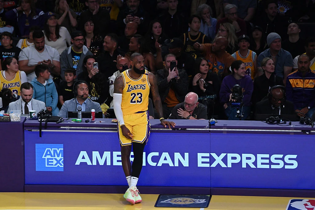 LeBron James Mengakhiri Musim ke-22 dengan Cedera Lutut