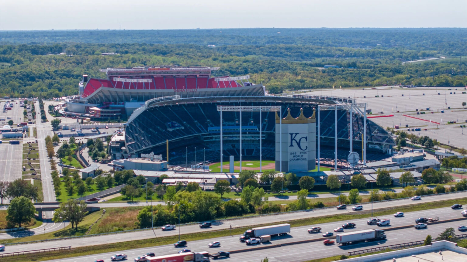 Patrick Mahomes dan Travis Kelce berpihak tinggal di Kansas City