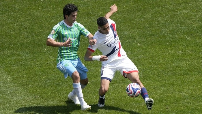 Enrique Kritik Lapangan di AS: Bolanya Lompat-lompat seperti Kelinci 