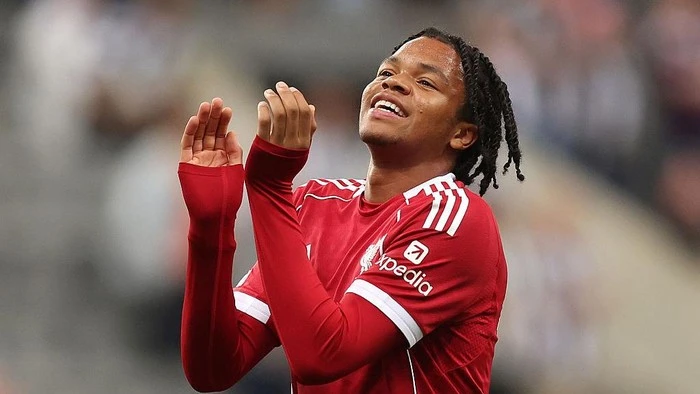 Liverpool Beri Kontrak Profesional Pertama buat Rio Ngumoha