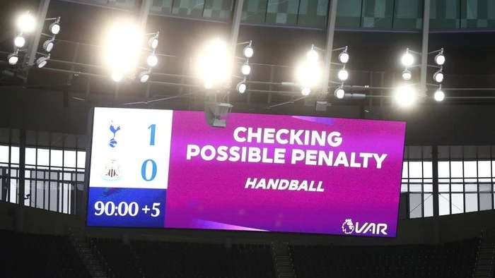 Aturan Handball dalam Sepakbola yang Sering Membuat Bingung