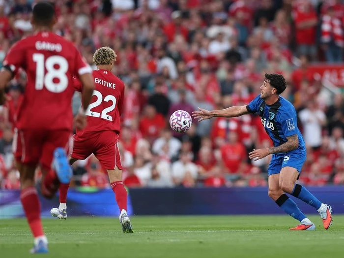 3 Raksasa Eropa Rebutan Bek Bournemouth  